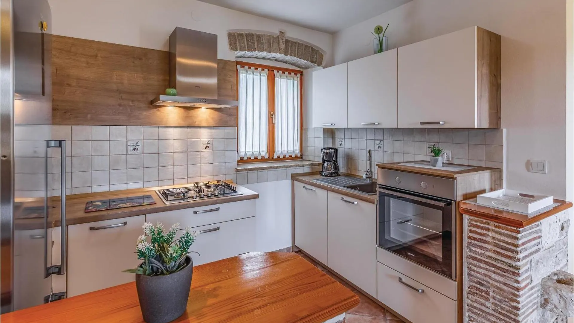 2 Bedroom Stunning Apartment In Fažana Vakantiehuis