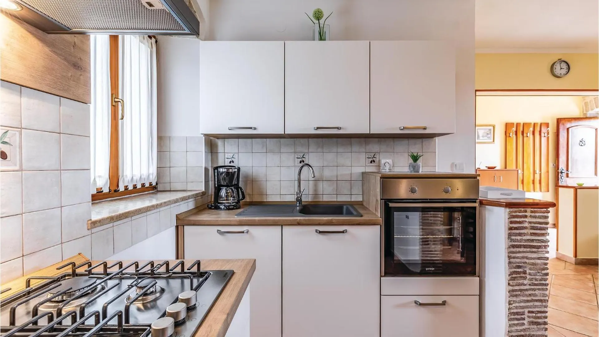 Vakantiehuis 2 Bedroom Stunning Apartment In Fažana