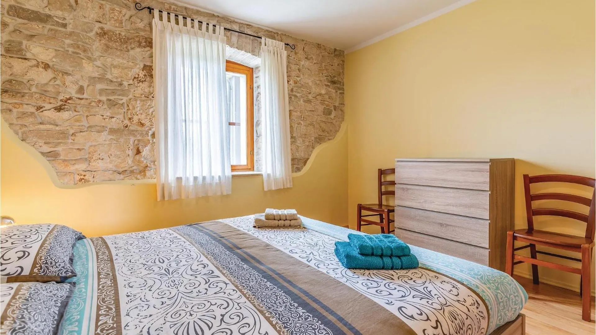 Vakantiehuis 2 Bedroom Stunning Apartment In Fažana